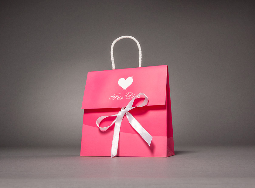 Paper gift bag with cover flap and bow, Für Dich motif