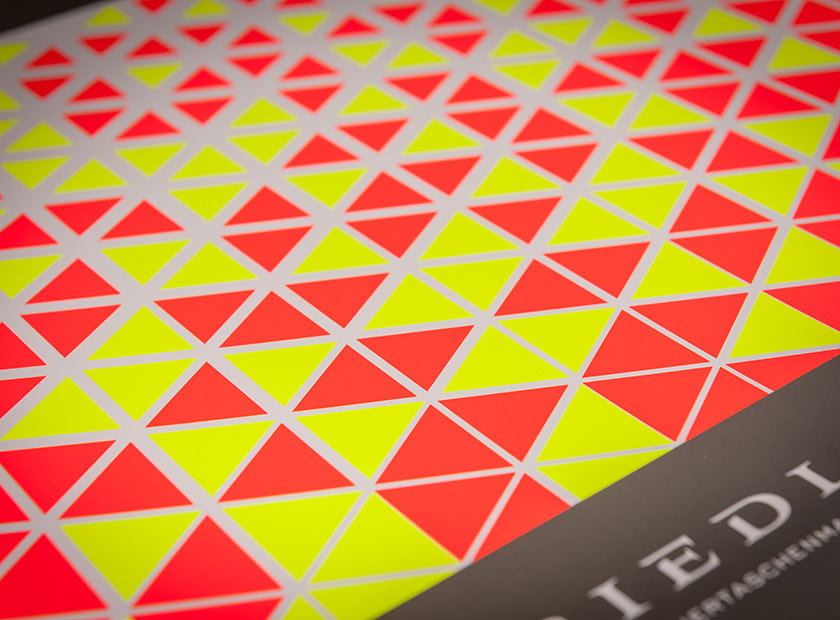 Printed paper carrier bag with neon daylight lacquer