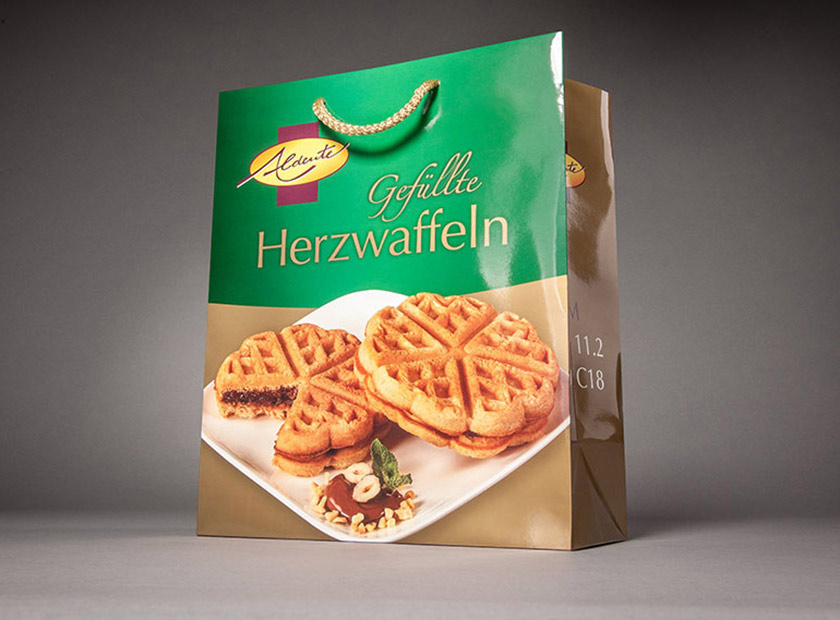 Printed paper bag with cord, Herzwaffeln motif
